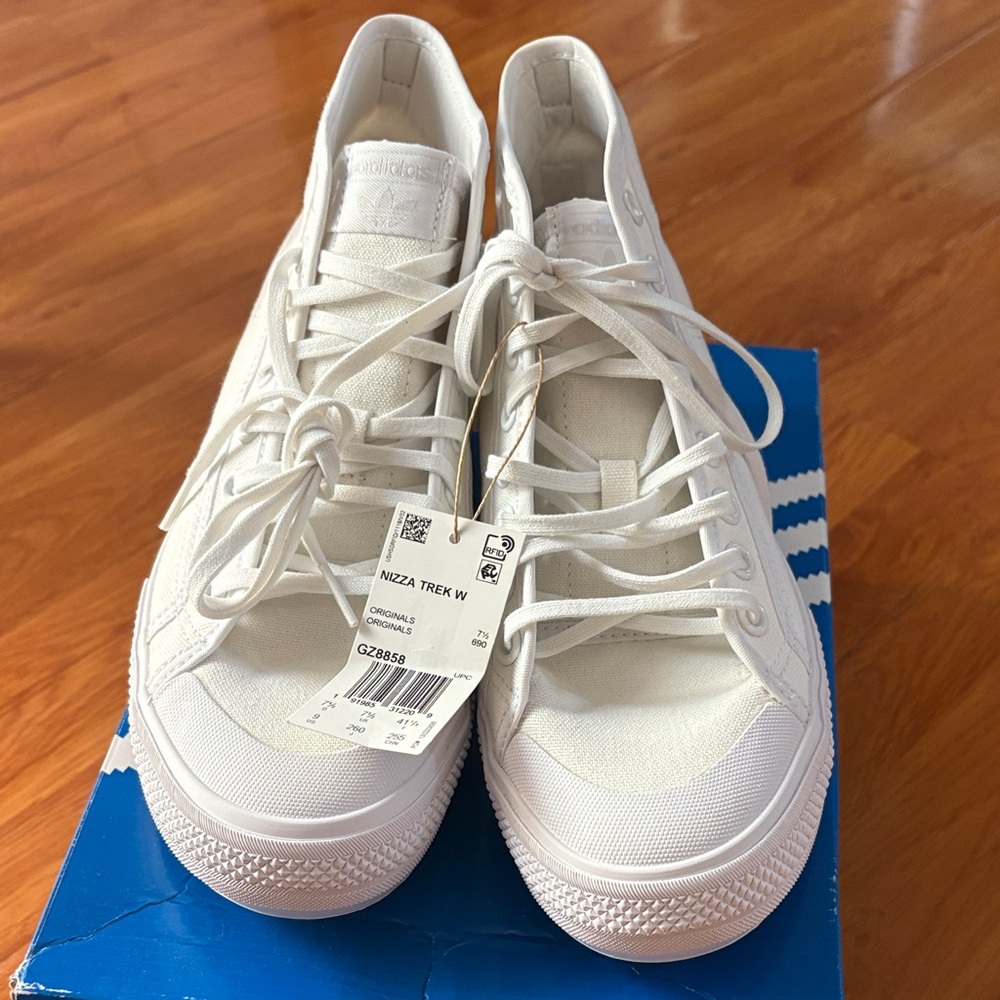 NWT Nizza trek W (adidas)
Woman size 9